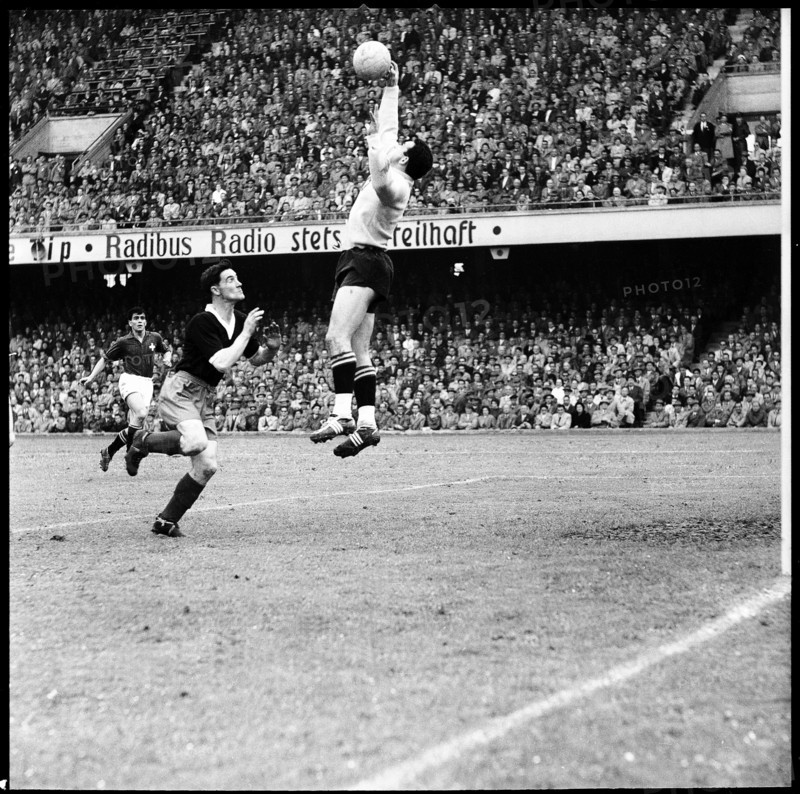 WC qualifier 1957: Switzerland - Scotland; keeper Parlier.