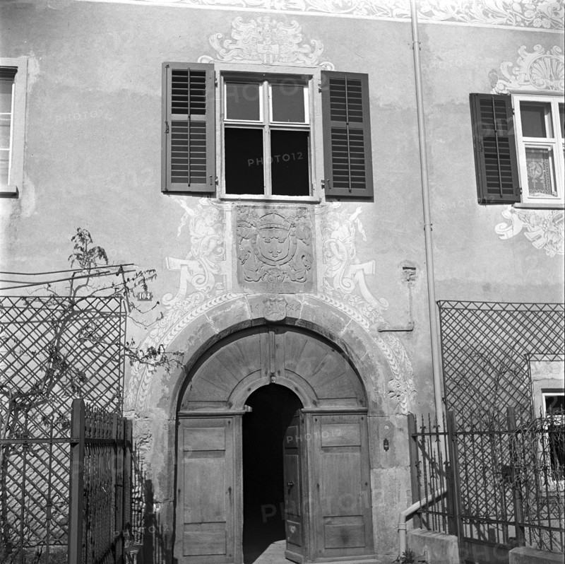 Gate decorated with ornaments, 1942.