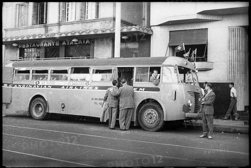 The Swiss being picked up by a Scandinavian Airlines bus in front of restaurant Atalaia.