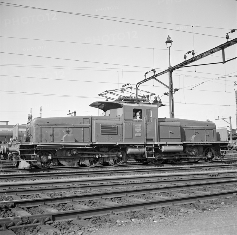 New engine of the type Ee 6/6 in the station of Zurich, 1952.