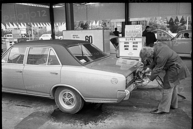 Fuelling low-lead petrol, 1971.