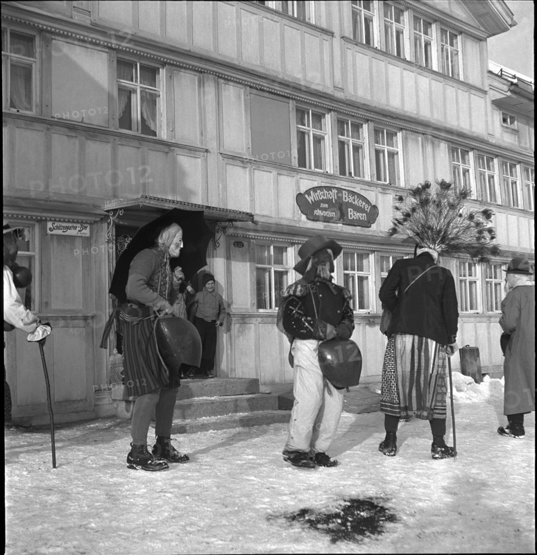 Silvesterchlausen in Urnaesch, 1945.