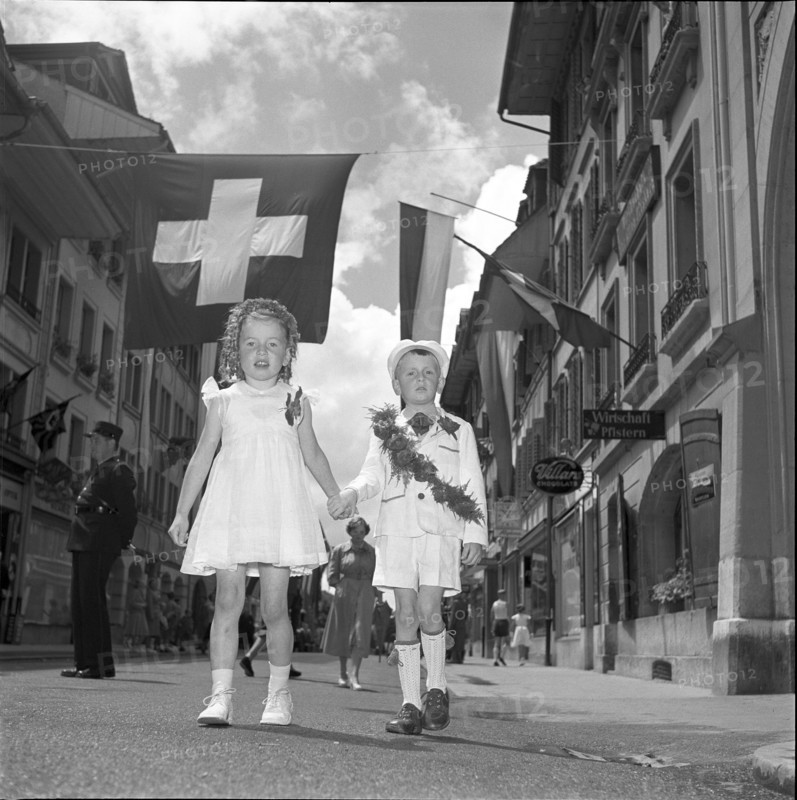 Two children holding hands, Solennität in Burgdorf 1951.
