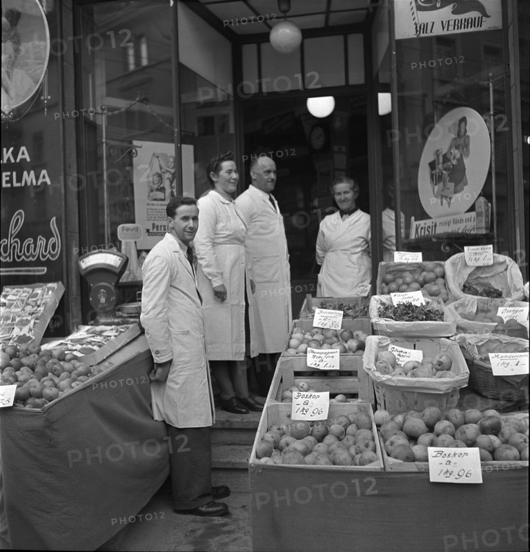 Employees in a grocery store; 1942.
