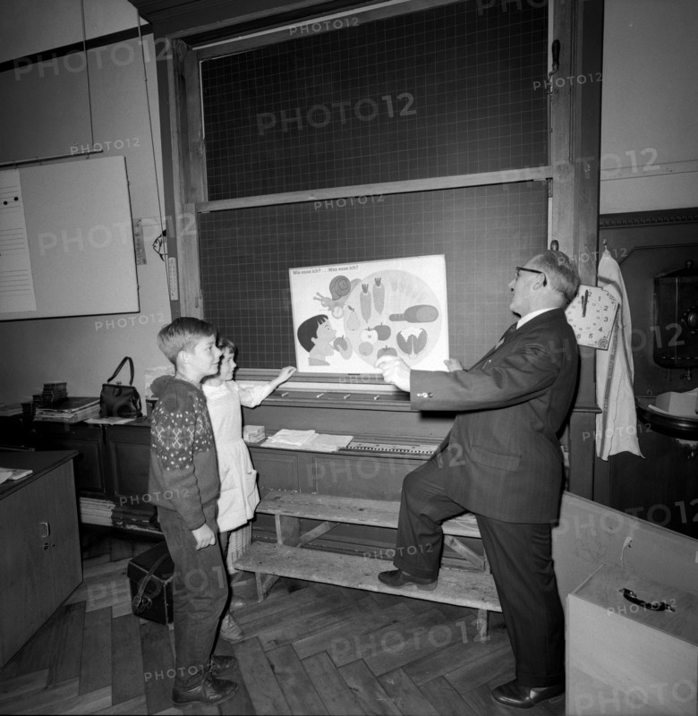 Zurich, school children learn the correct way of dental care; 1961.
