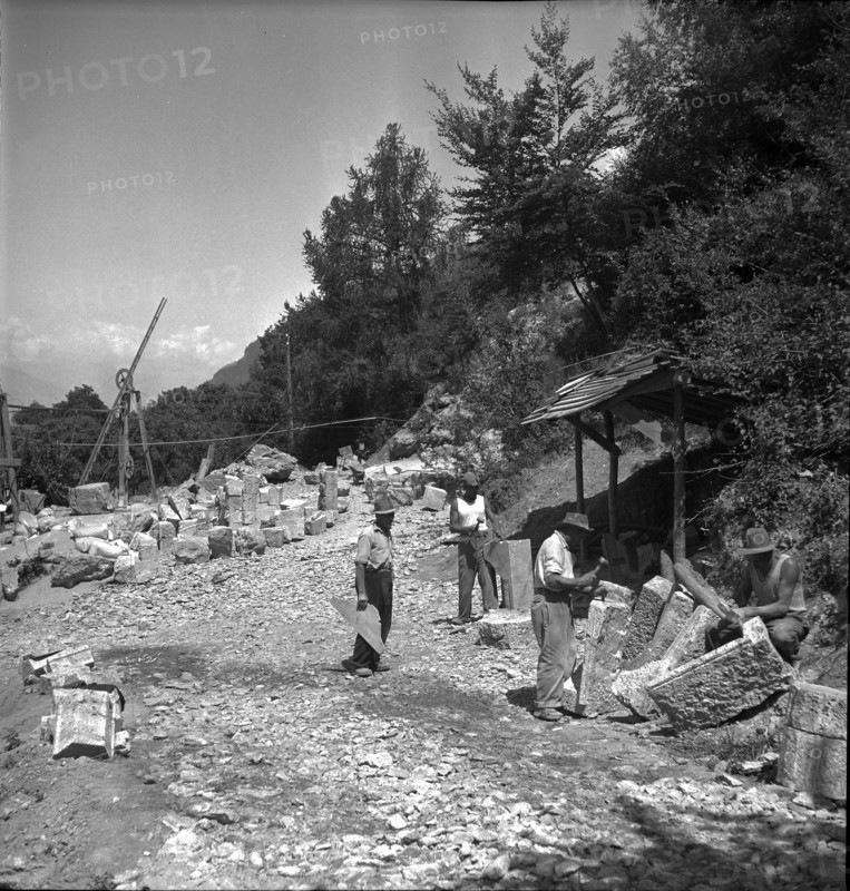 Valais, Workers in the Saxon tuff quarry; 1947.