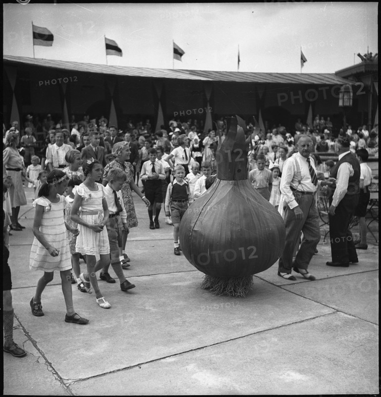 Children at the public festival at the Munot in Schaffhausen, 1940.