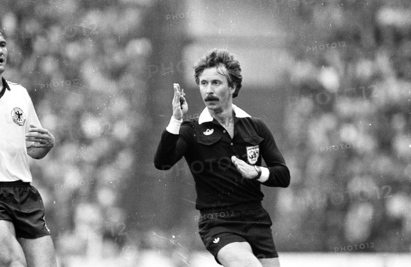 Football WC 1982: Germany - Chile; Swiss referee Bruno Galler.