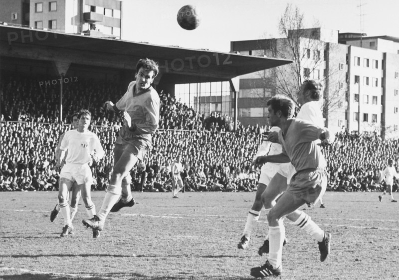 Swiss Championship NLA 1967/68: FCZ - GC; Künzli, Rüegg with a header, Staudenmann, Meyer.
