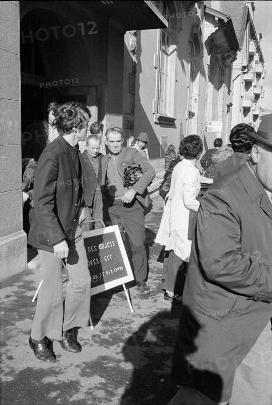 Geneva, people go to SBB auction; 1972.