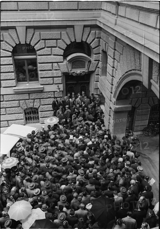 People waiting for Roger Bonvin, newly elected federal councillor; 1962.