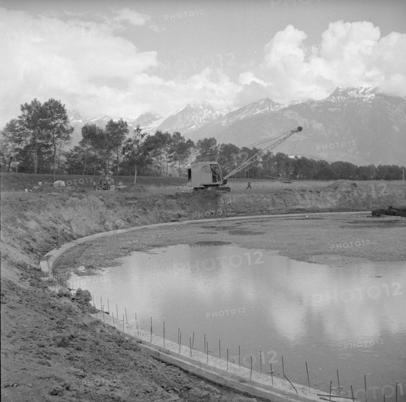 Aigle, refinery, oil tank under construction; 1960.