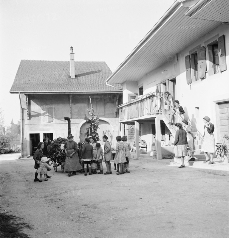 Children make a stop on a farm during Feuillu parade, 1944.