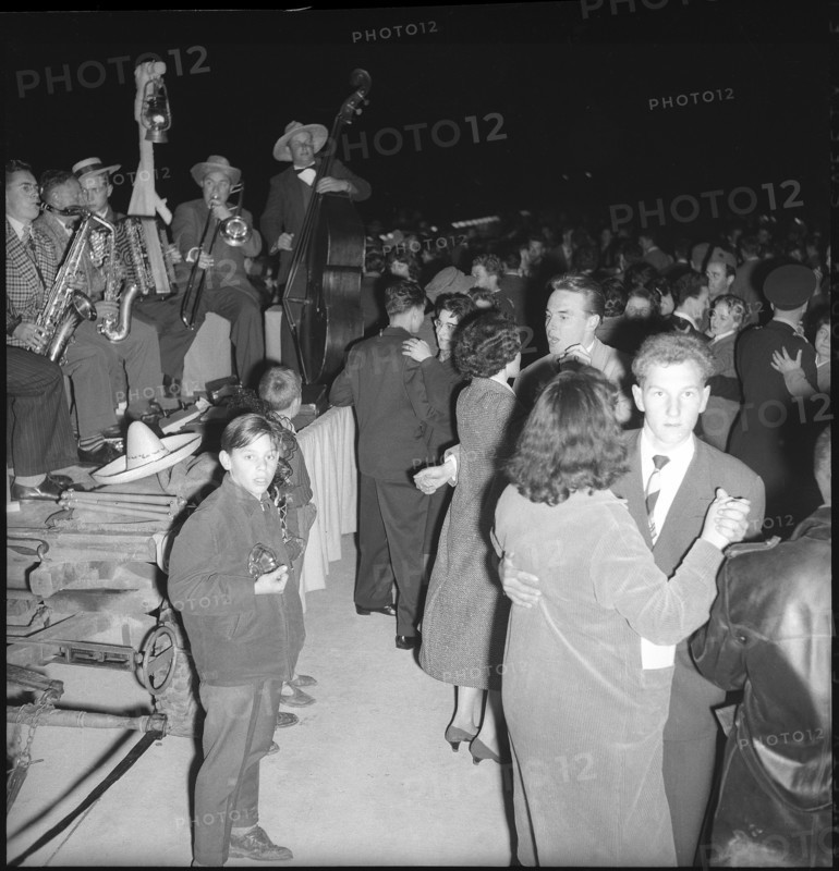 People dancing, Inauguration of the Weinland bridge; 1958.