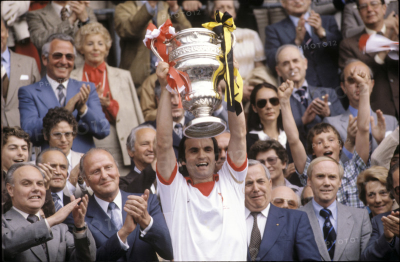 Cup Final 1980: Luisier, FC Sion with trophy.