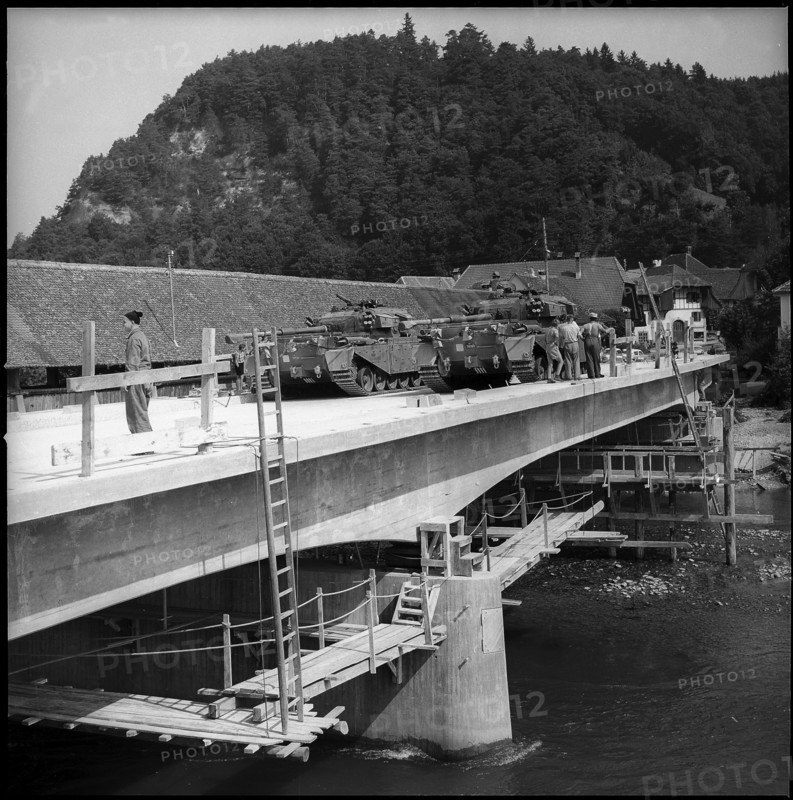 Gümmenen; new built bridge, load test; 1959.