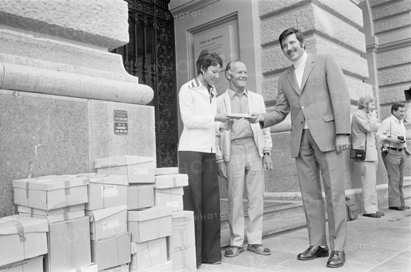 Petition for a strong army, handing over, Berne 1973.
