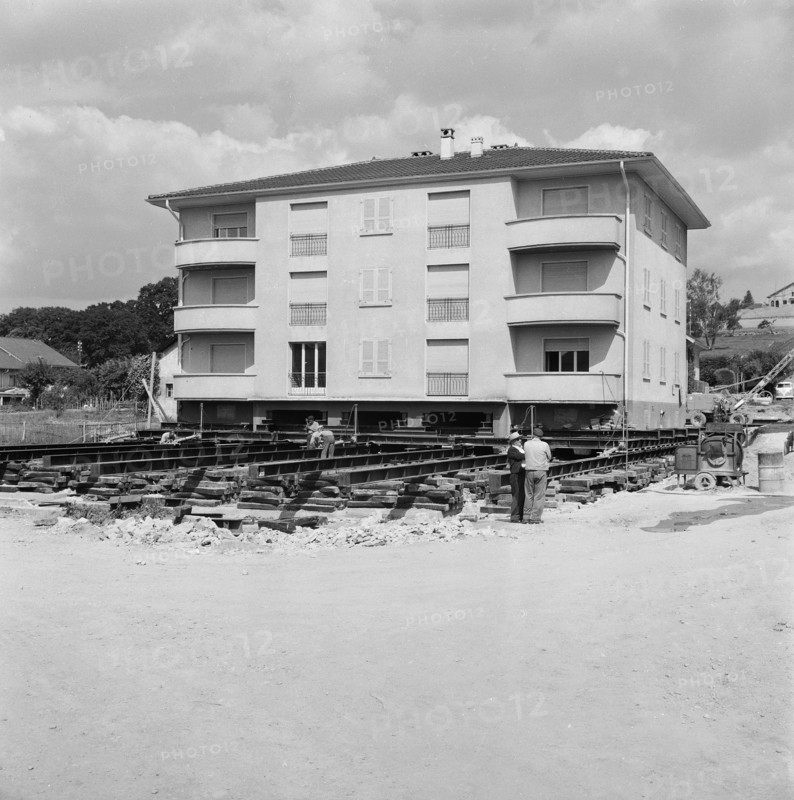 Shifting of a House, Autobahn Lausanne-Genf, 1961.