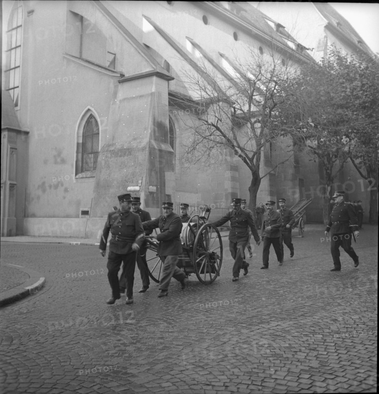 War fire brigade; hose cart; 1939.