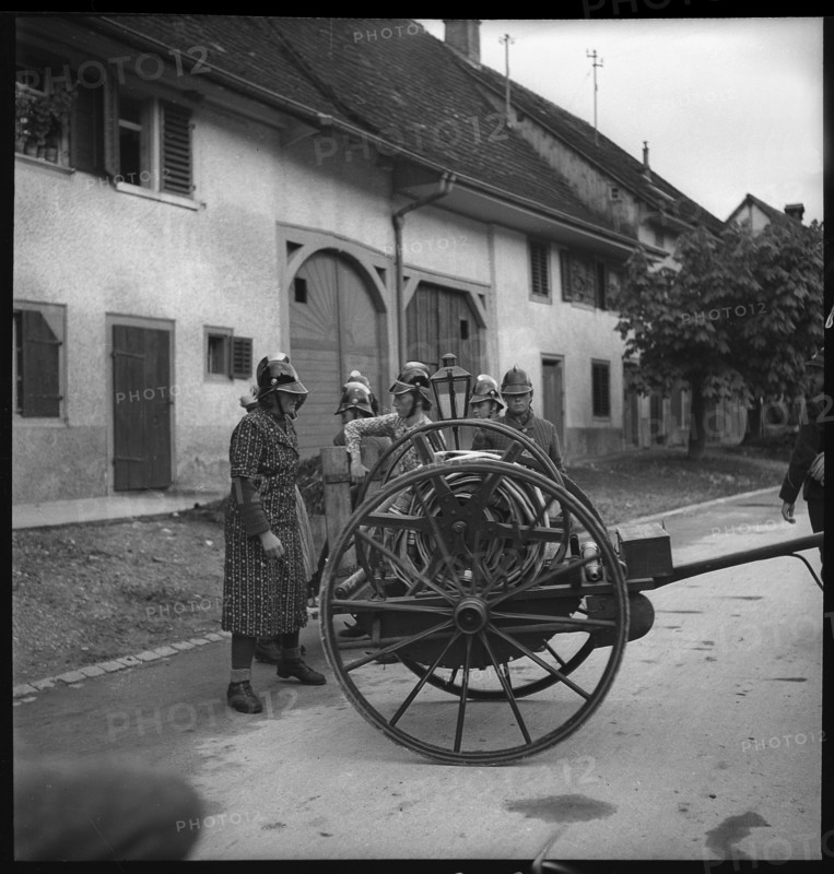 Women of the auxillary fire brigade with hose cart, 1941.