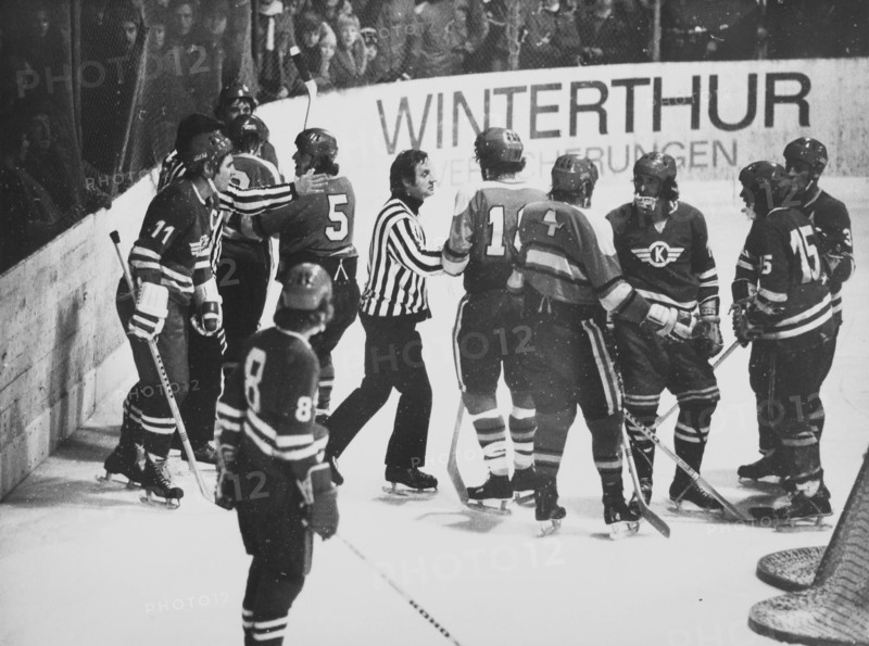 NLA 1973/74: EHC Kloten - SC Bern, referees separating players.