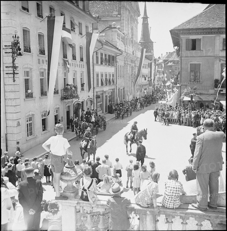 Charlotte and Felix of Luxembourg driving through Solothurn, 1947.