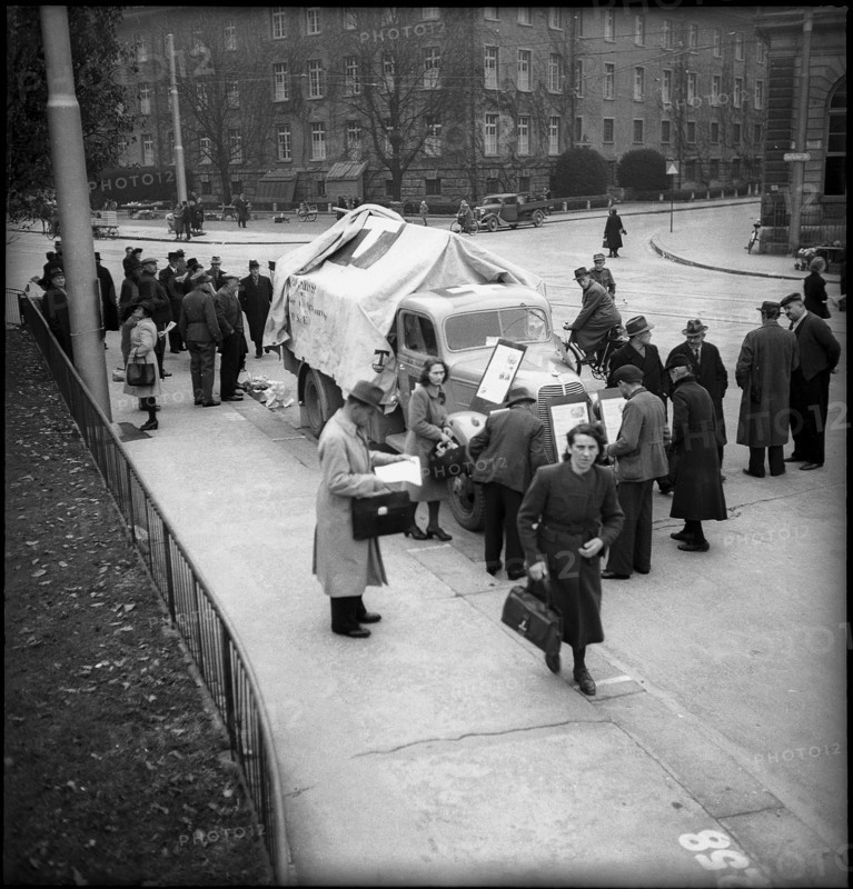 WW 2: Zurich workers donate for war victims in Lyon (France), 1944.