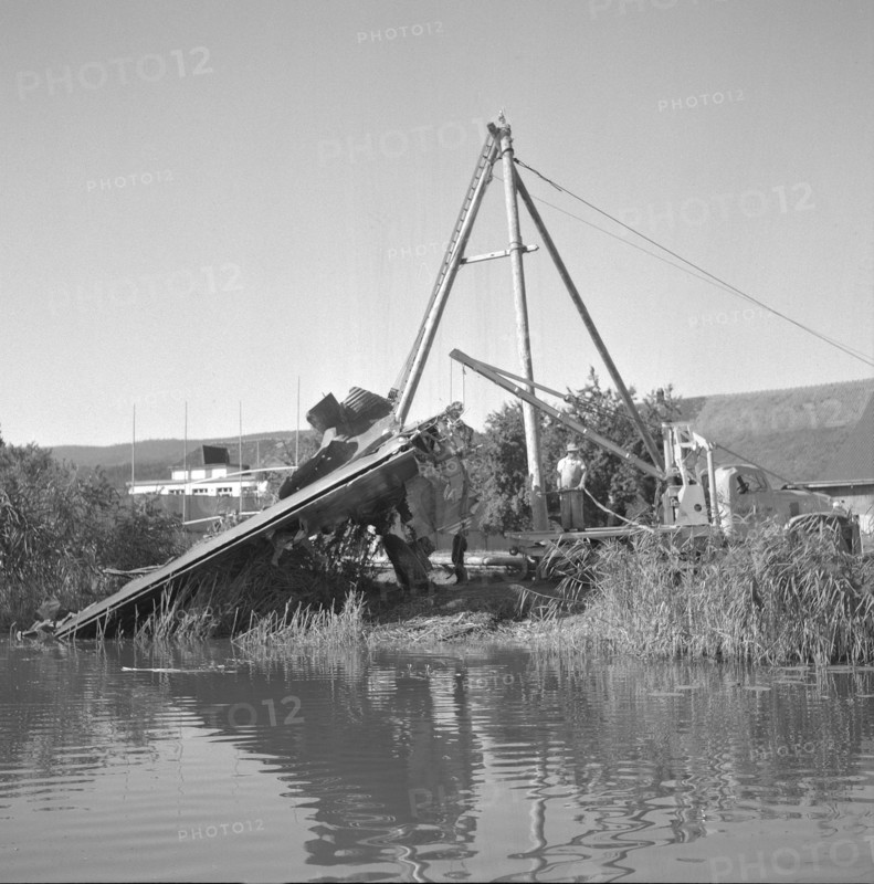 After WW 2: recovery of a US bomber, Greifensee 1953.