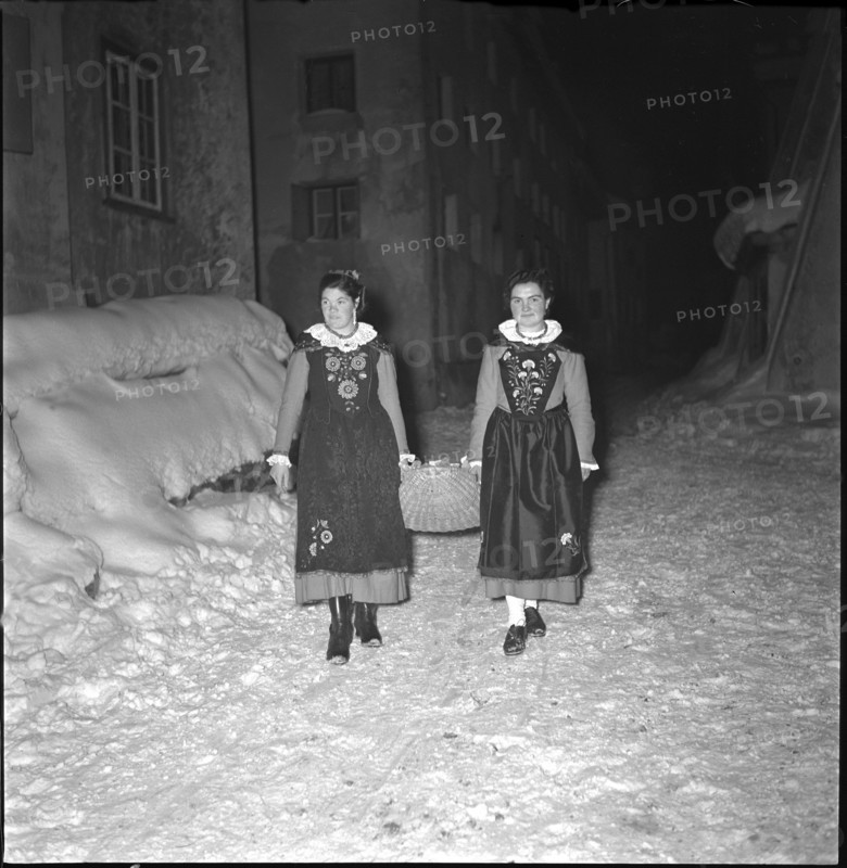 Young women on their way to the boy raffling in Ardez, 1941.