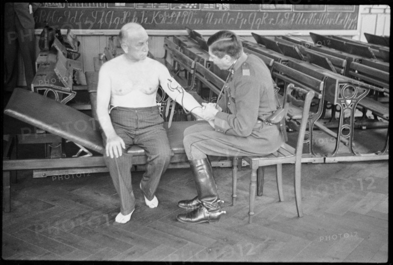 Checkup, recruitment; 1940.