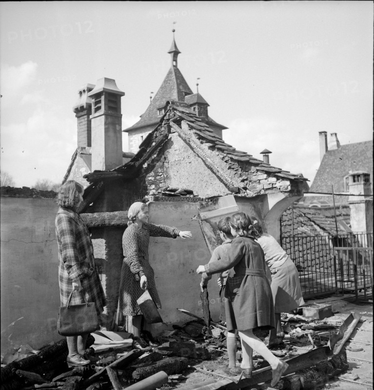 WW 2: bomb airdrop, dropping; looking for belongings, Schaffhausen 1944.