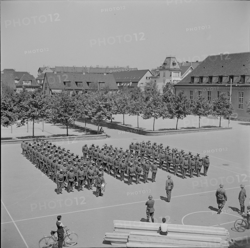 Soldiers are discharged; 1940.