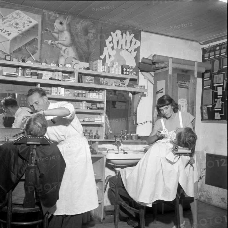 Shave at the barber's at the building site of Oberaar power station 1951.