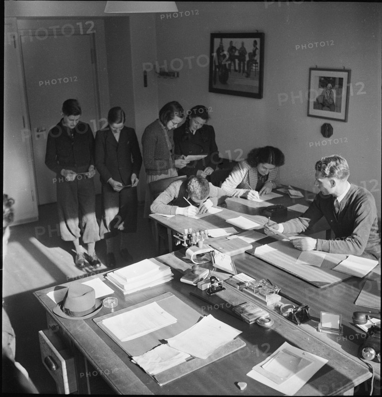 WW 2: farming camp; registration for volunteers, 1942.