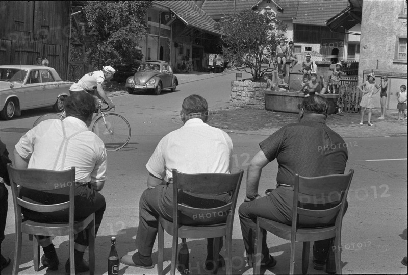 Tour de Suisse 1967: Spectators waiting for action.