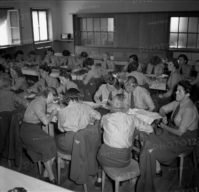 Women military drivers at theoretical training, Brig 1950.