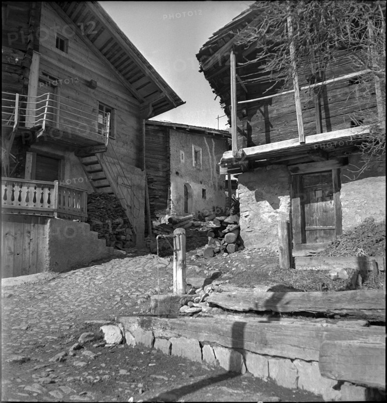 Wooden houses in the Valais village Albinen; 1941.