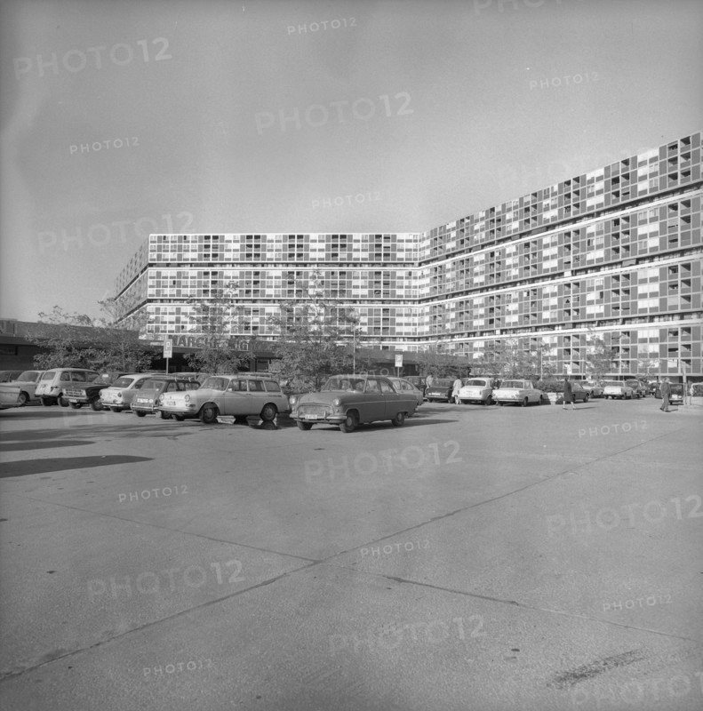 Geneva: new-built satellite town Le Lignon; 1971.