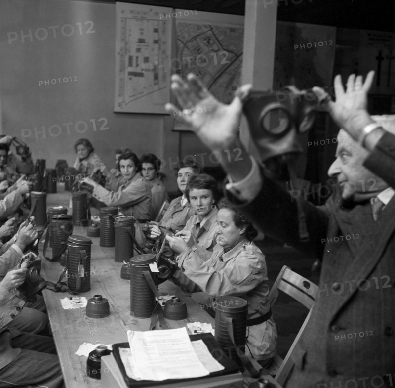 Civil defence: instruction of building chiefs, 1959.