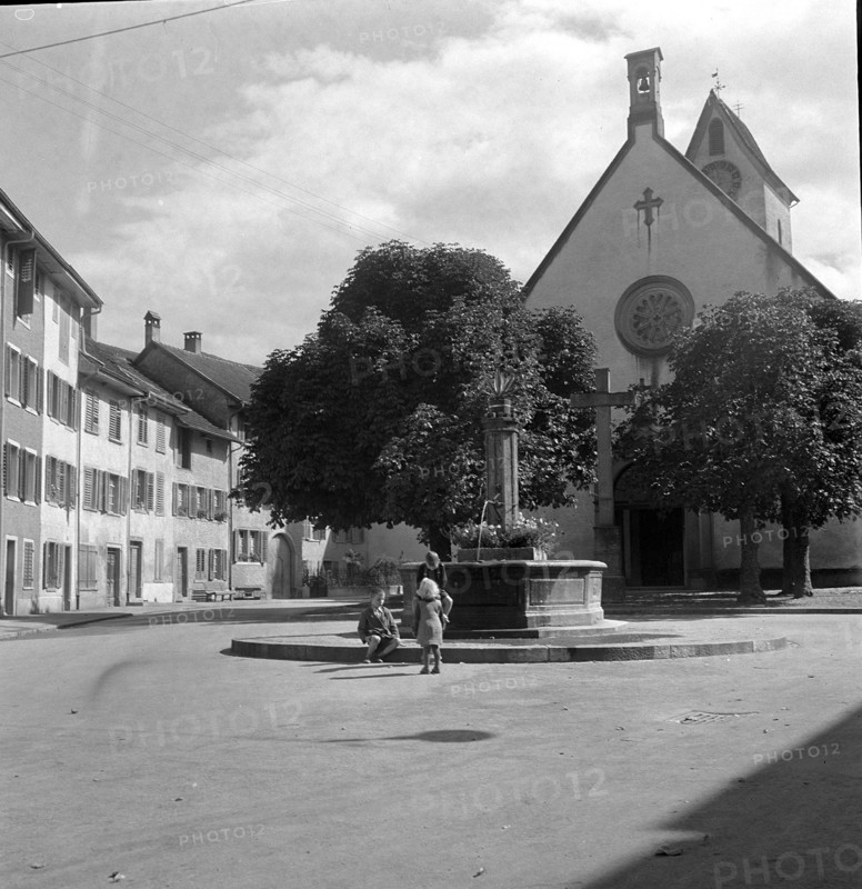 Klingnau, children at fountain 1946.