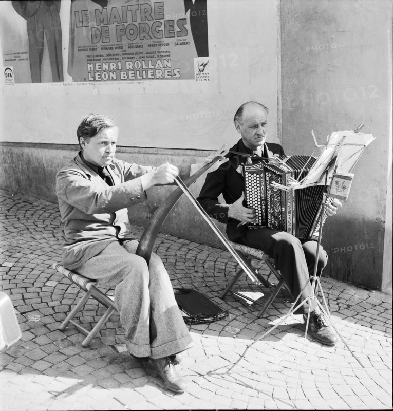 Buskers in Lausanne: 1941.