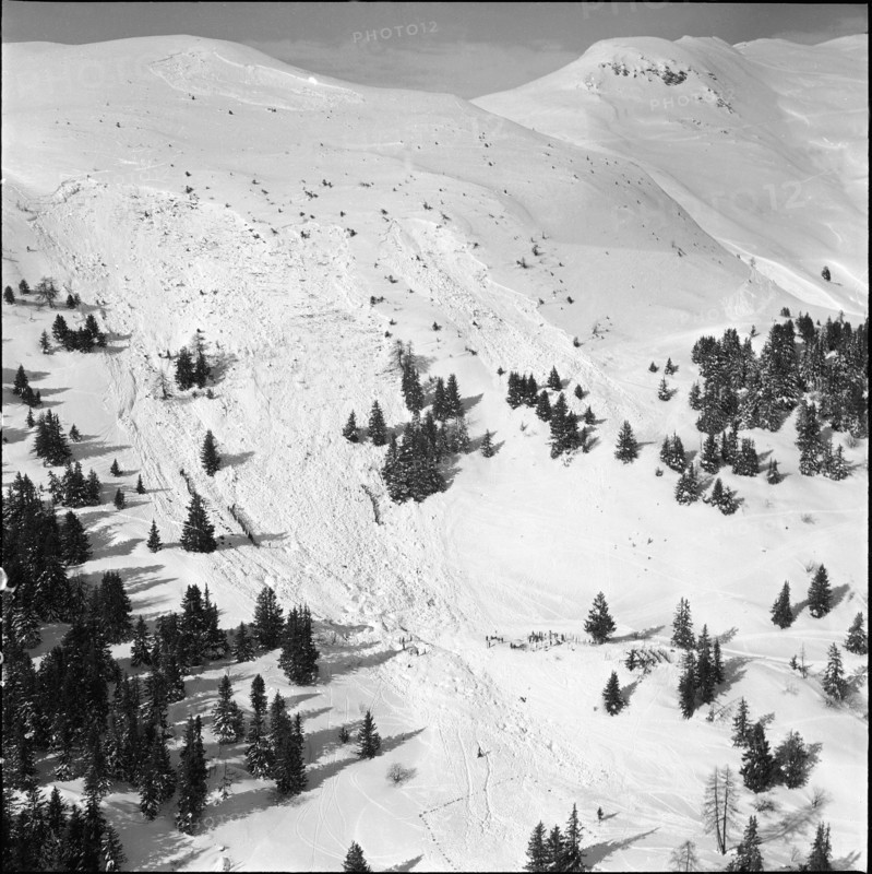 Piz Scalotta, soldiers searching for buried avalanche victims; 1961.