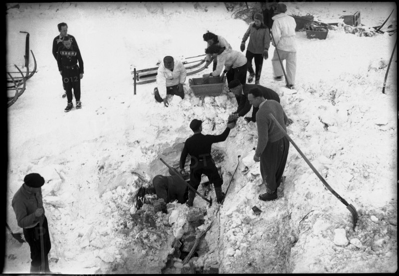 Avalanche in Andermatt; search for missed persons; 1951.