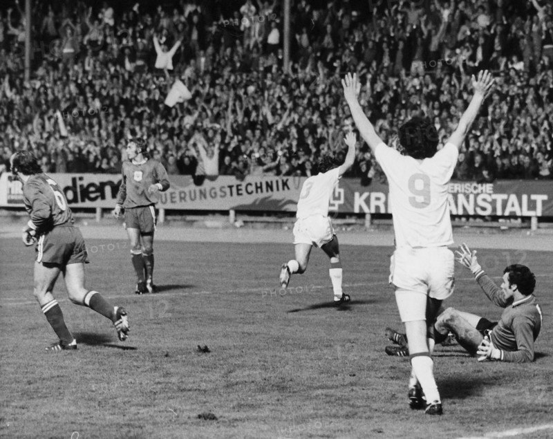 Cupwinner's Cup 1973/74: FCZ - RSC Anderlecht; Rutschmann and Jeandupeux are cheering.