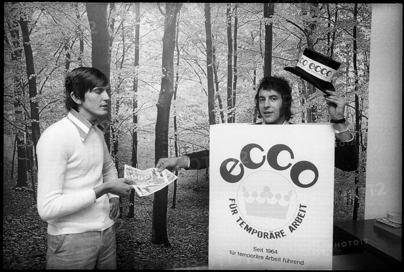 Blick ice hockey campaign 1974: Handing over of cheques.