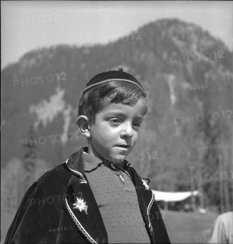 May journey to the alpine pasture of Selva, 1942.