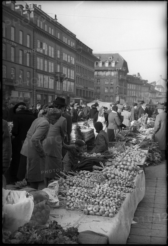 Onion market in Berne, 1945.