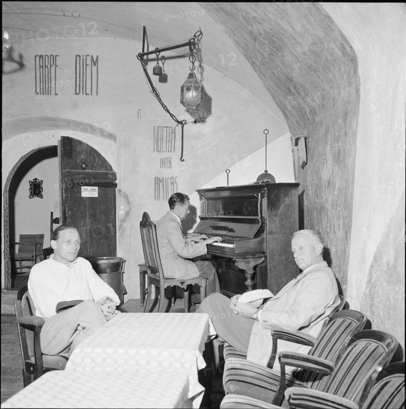 Artists home Mariahalden in Weesen,  piano player with listeners 1956.