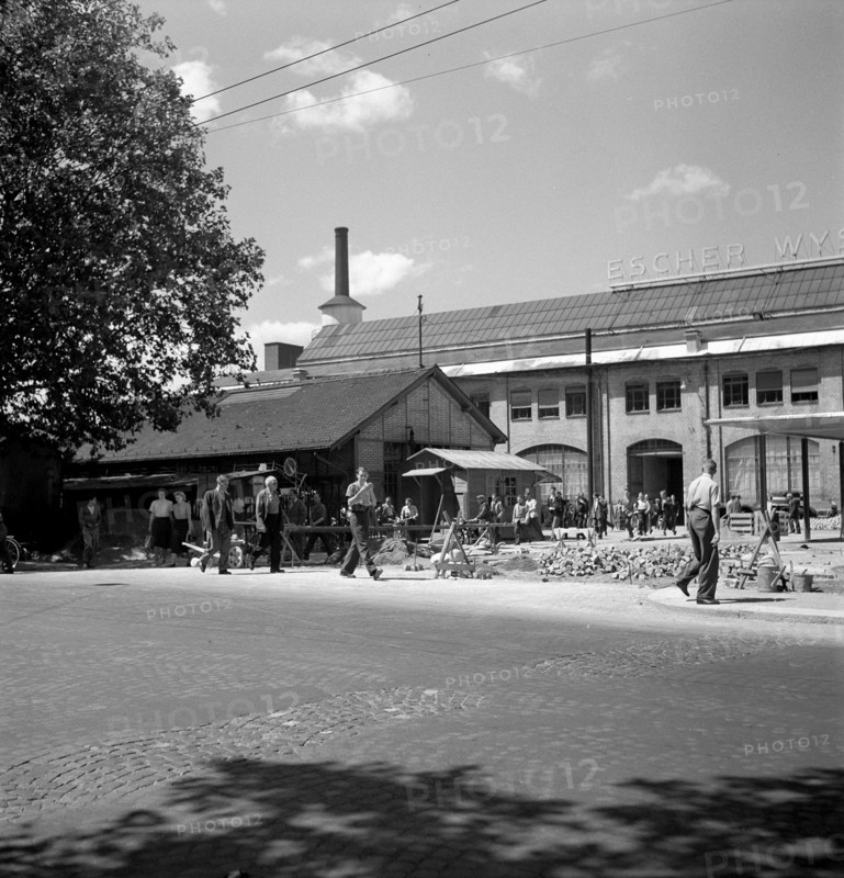 Zurich, workers leaving the Escher-Wyss factory at the end of the working day; 1949.