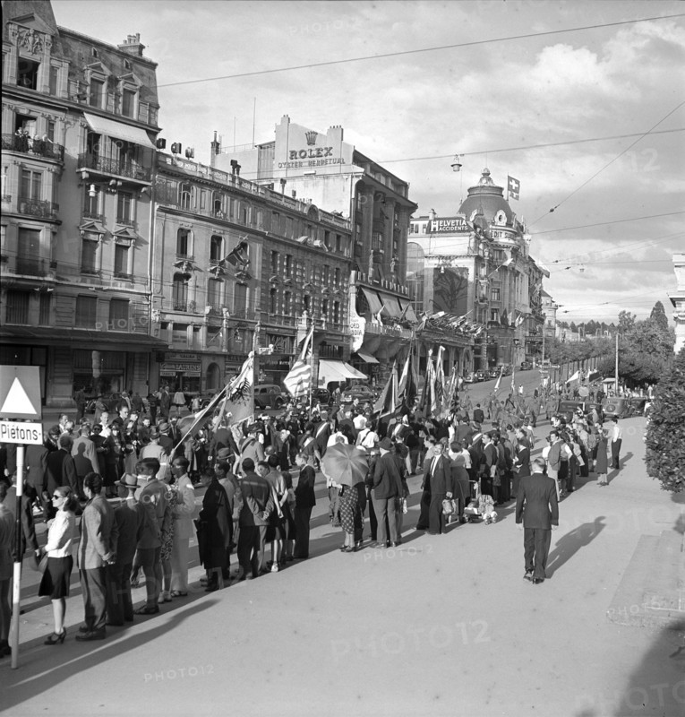 Lausanne; National Holiday celebration; people waiting for the procession; 1946.